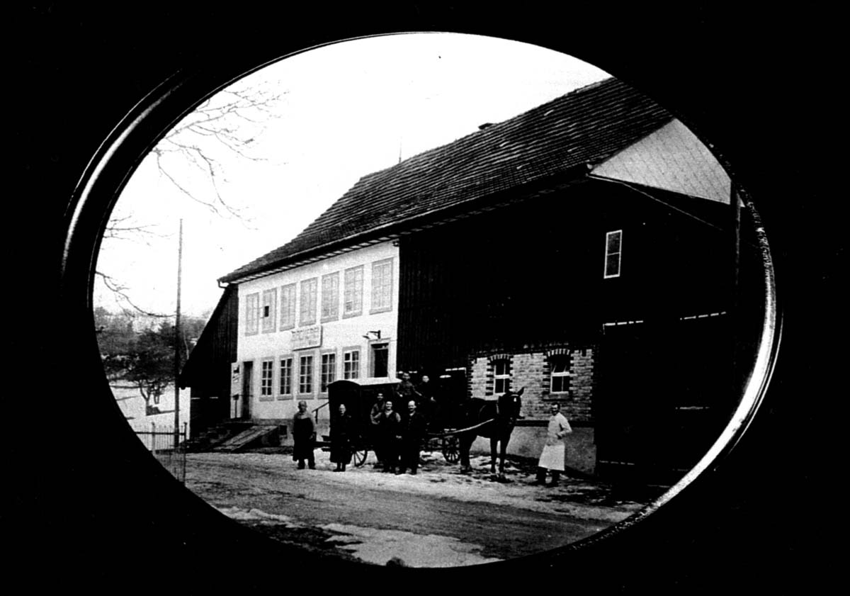 Altes s/w-Bild der Alten Bäckerei mit Menschen und Kutsche
