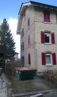 Aussenansicht Eichliackerstrasse und Baustelle/Mulde