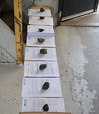 Infomaterial auf Festbank