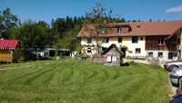 Grienen Aussenansicht Haus und Wiese