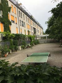 Sagi Hegi von aussen mit Pingpong-Tisch