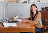 Die Autorin Barbara Schibli beim Schreiben