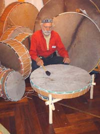 Rolf Bachmann mit Trommel
